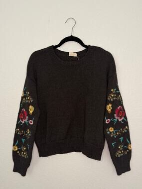 cloth. Gray Knit Sweater – Floral Embroidered Sleeves, Size Medium
